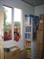 孩子們與新文具.jpg